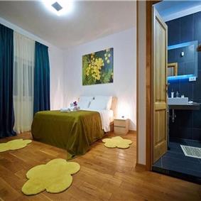 4 bedroom hilltop villa with pool near Jesenice, sleeps 8
